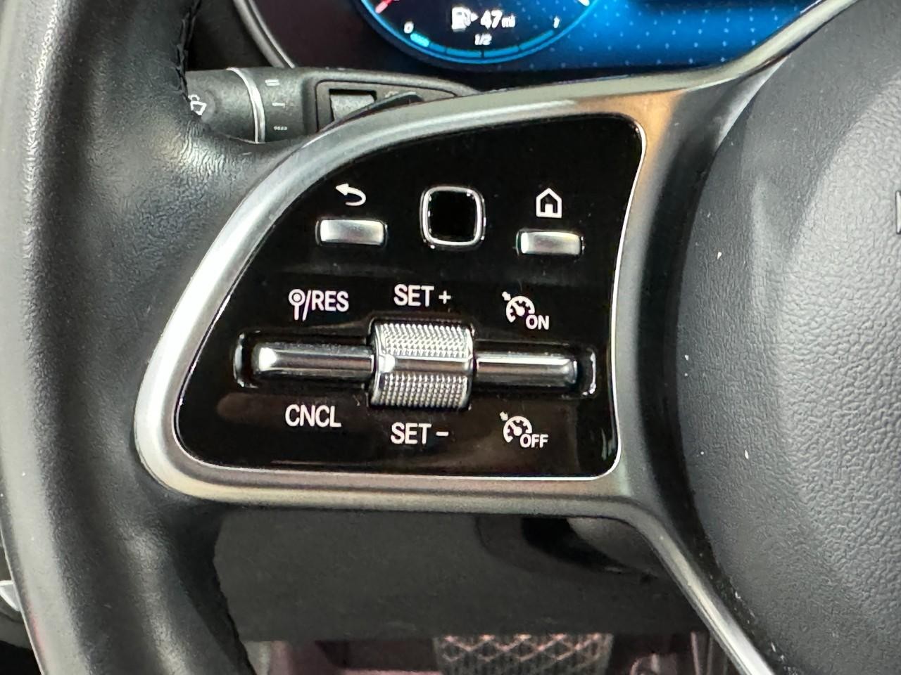 Mercedes-Benz GLC Vehicle Full-screen Gallery Image 31