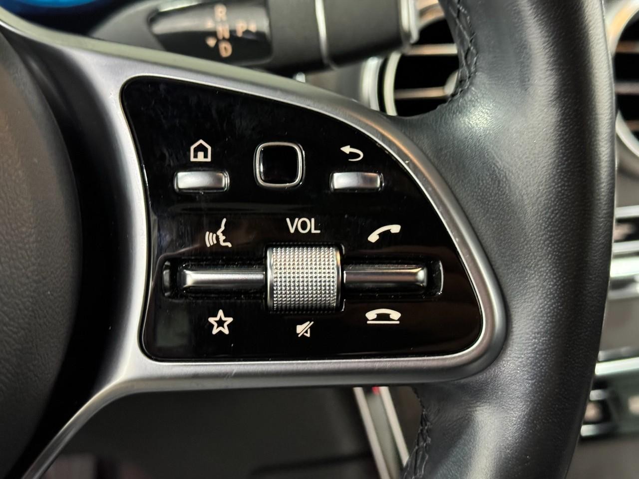 Mercedes-Benz GLC Vehicle Full-screen Gallery Image 32