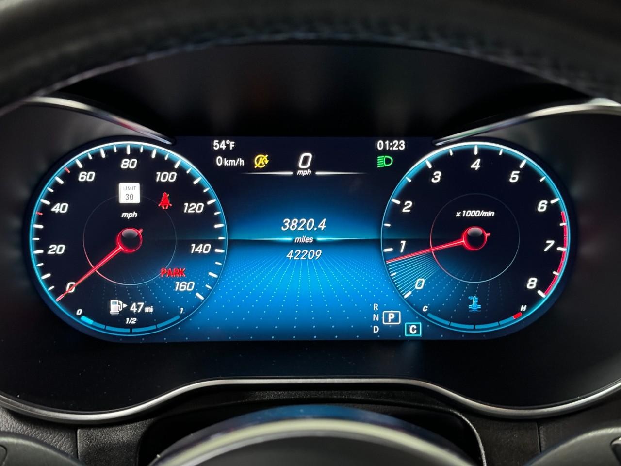 Mercedes-Benz GLC Vehicle Full-screen Gallery Image 33