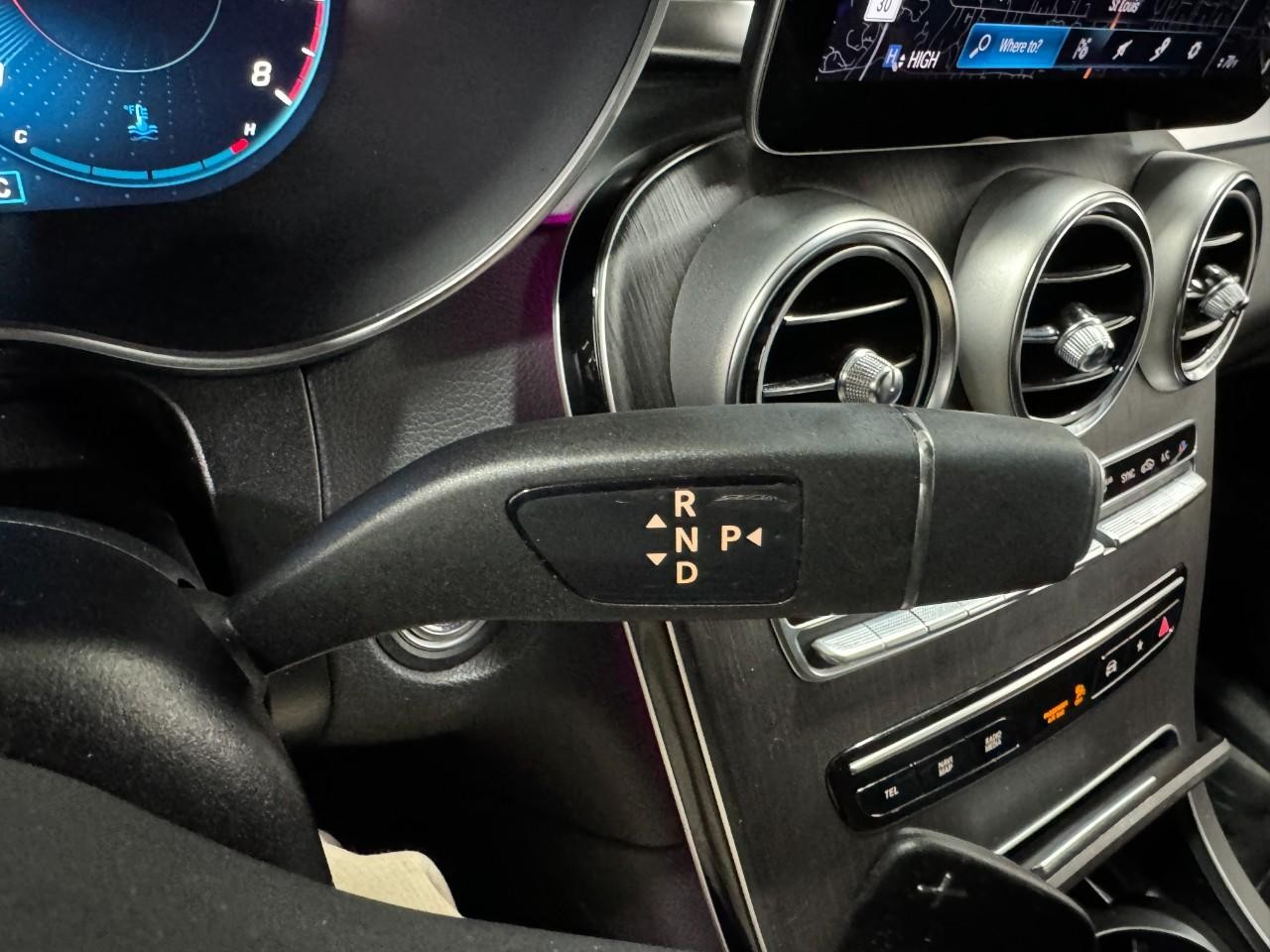 Mercedes-Benz GLC Vehicle Full-screen Gallery Image 34