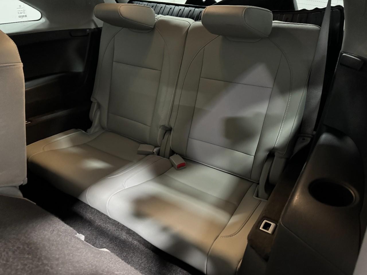 Acura MDX Vehicle Full-screen Gallery Image 08