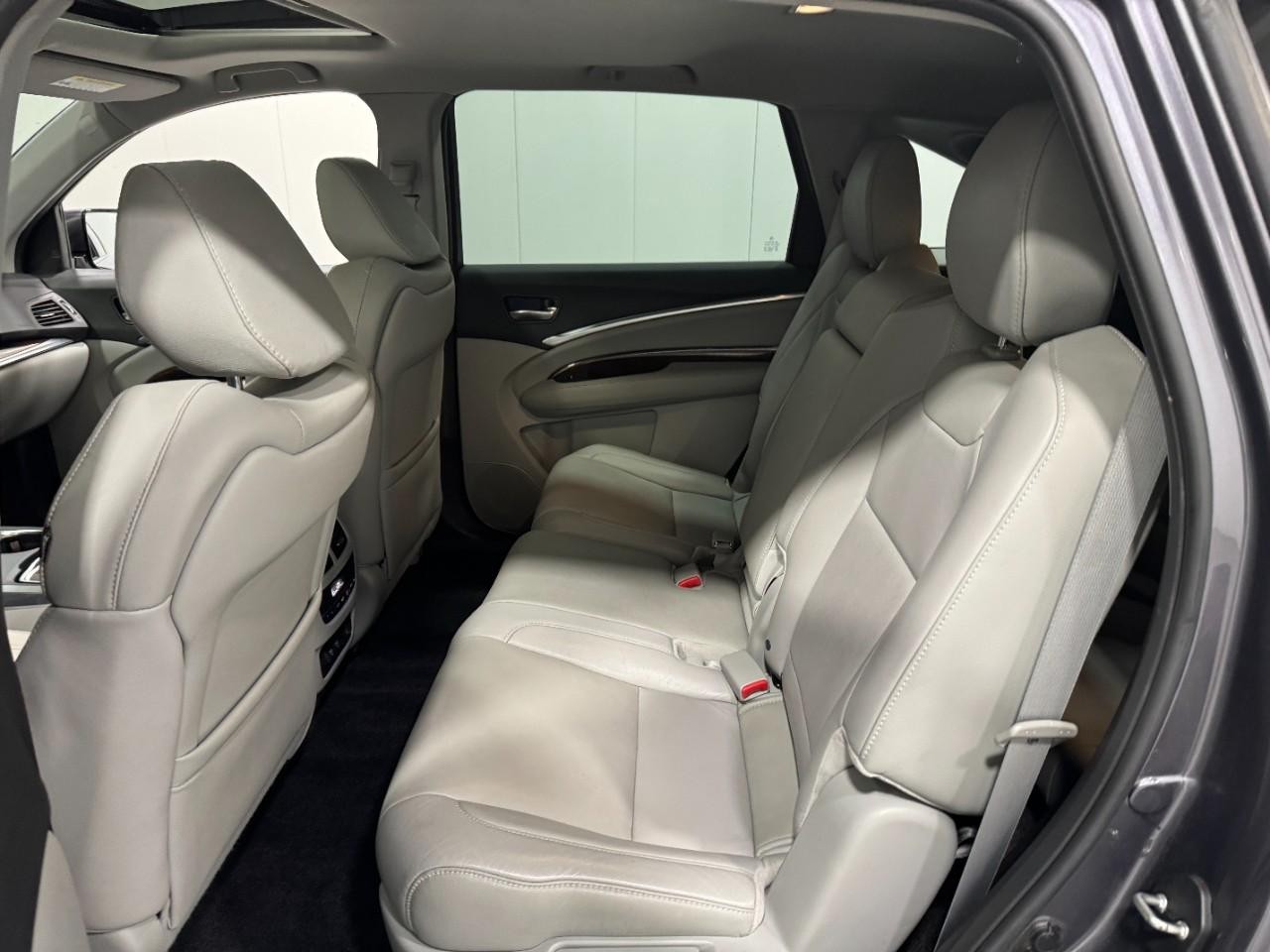 Acura MDX Vehicle Full-screen Gallery Image 09