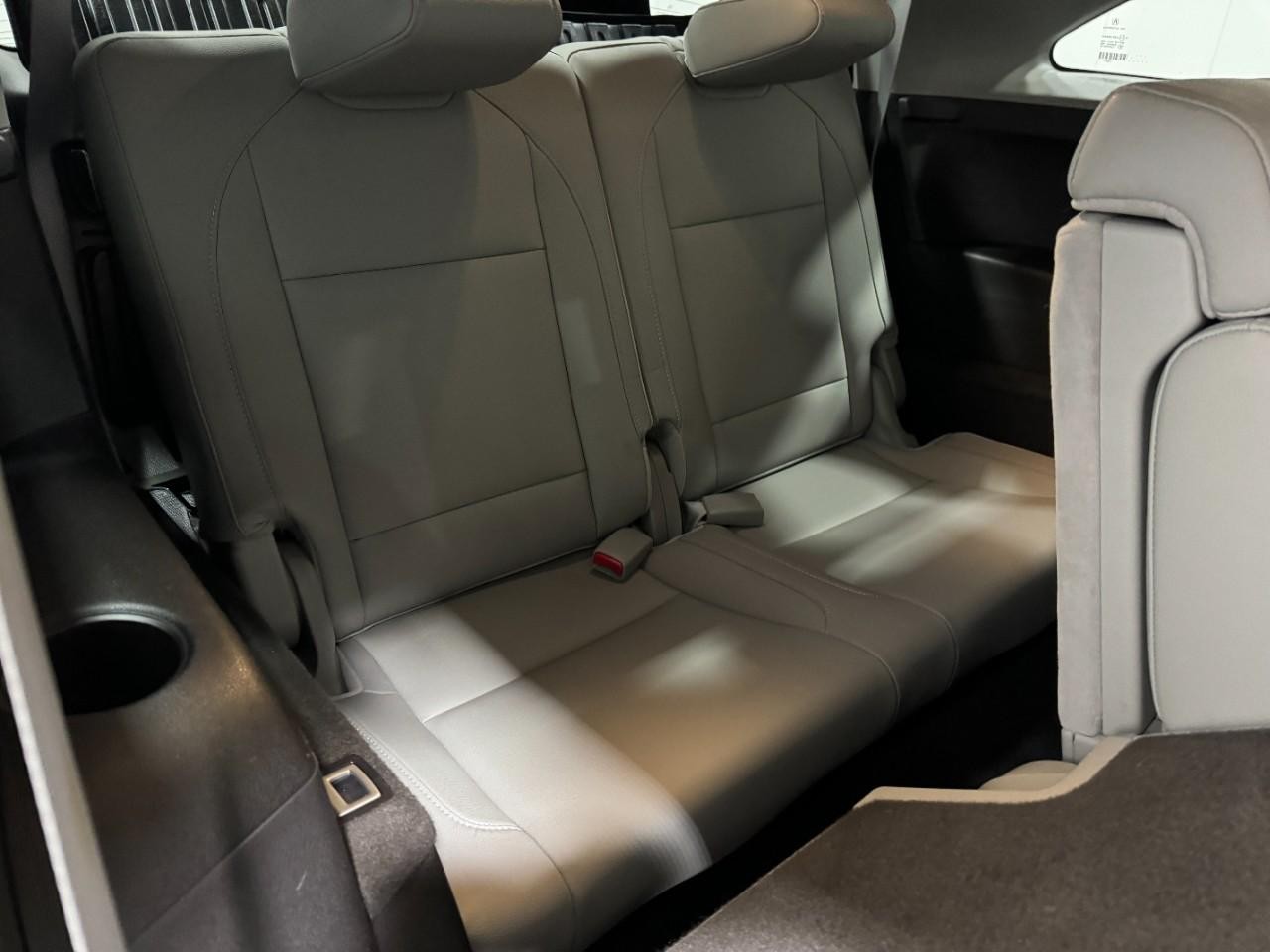 Acura MDX Vehicle Full-screen Gallery Image 11