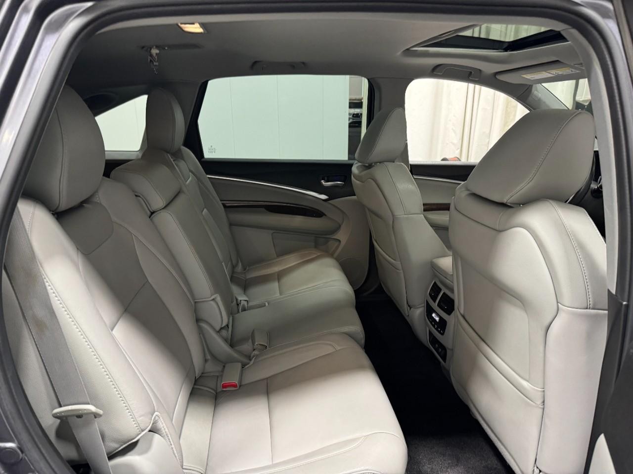 Acura MDX Vehicle Full-screen Gallery Image 12