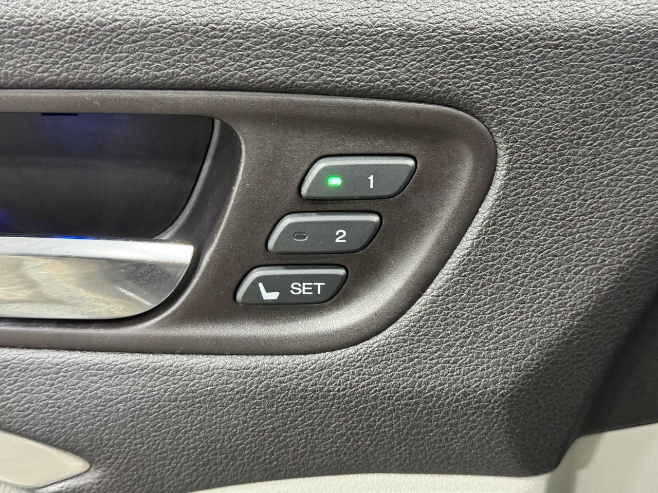 Acura MDX Vehicle Full-screen Gallery Image 25