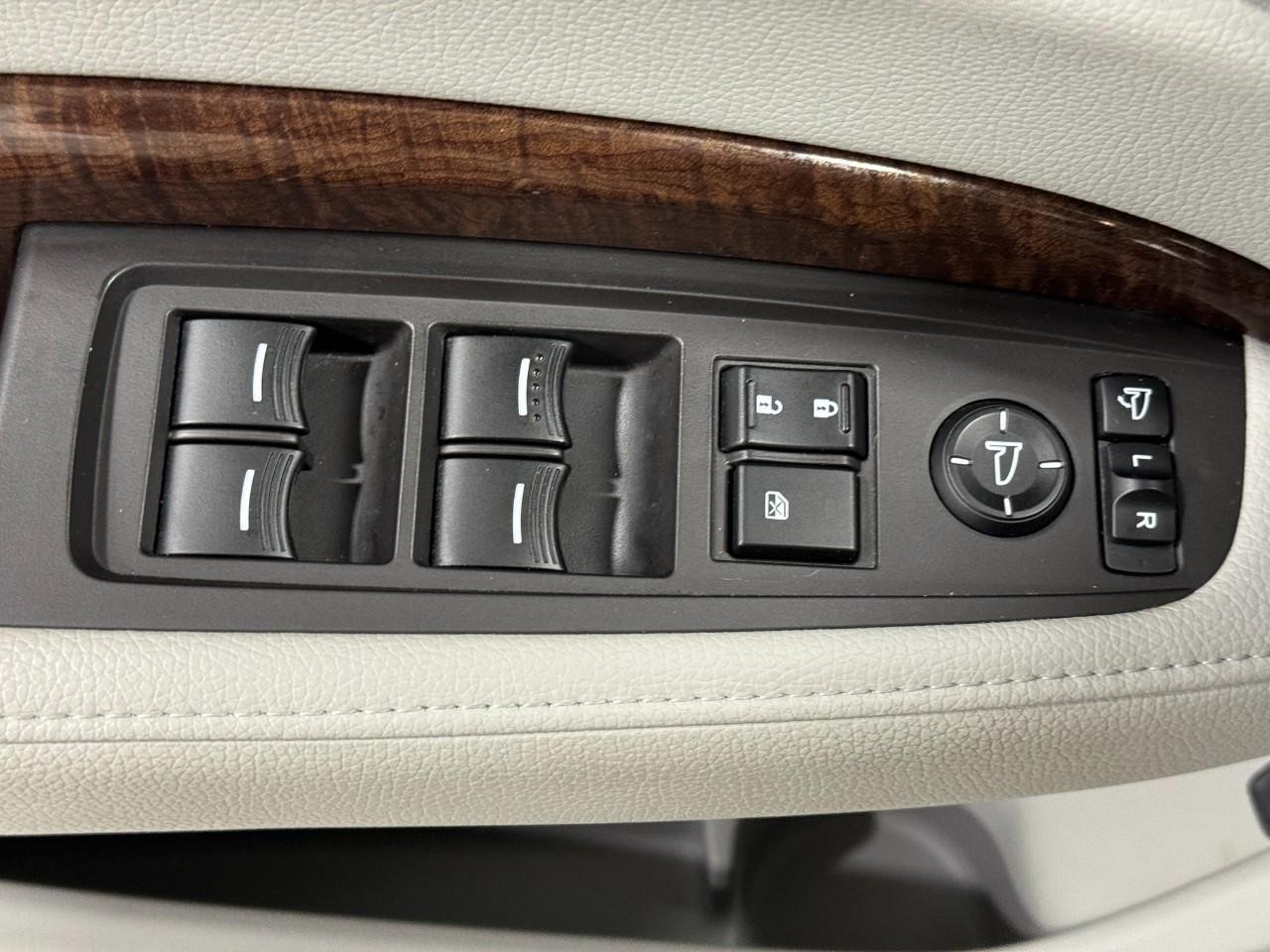 Acura MDX Vehicle Full-screen Gallery Image 26