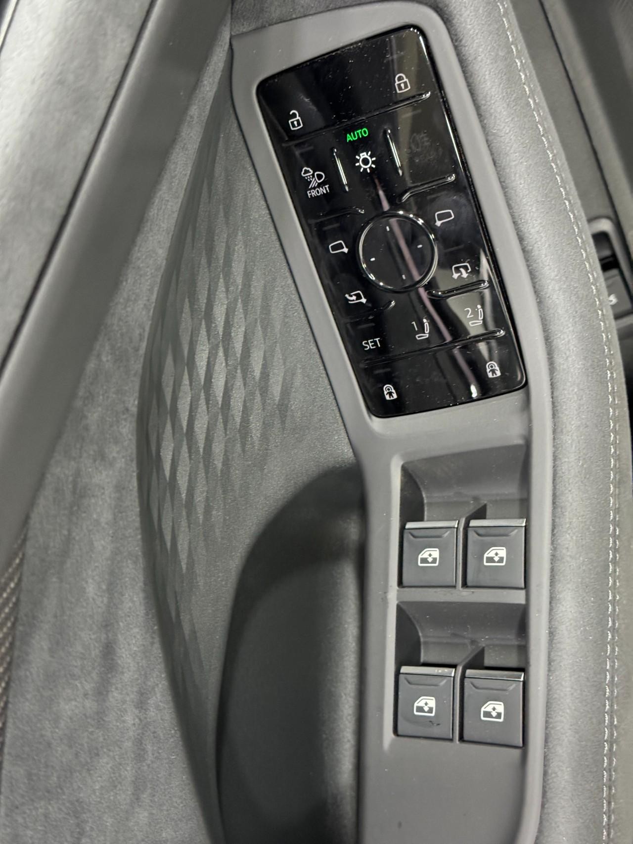 Audi S5 Vehicle Full-screen Gallery Image 23