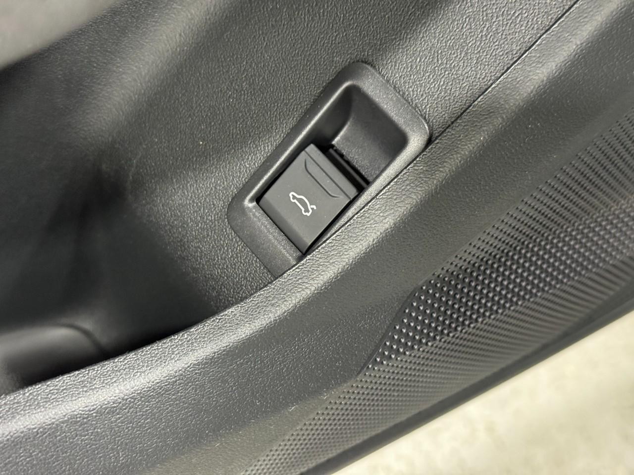 Audi S5 Vehicle Full-screen Gallery Image 24