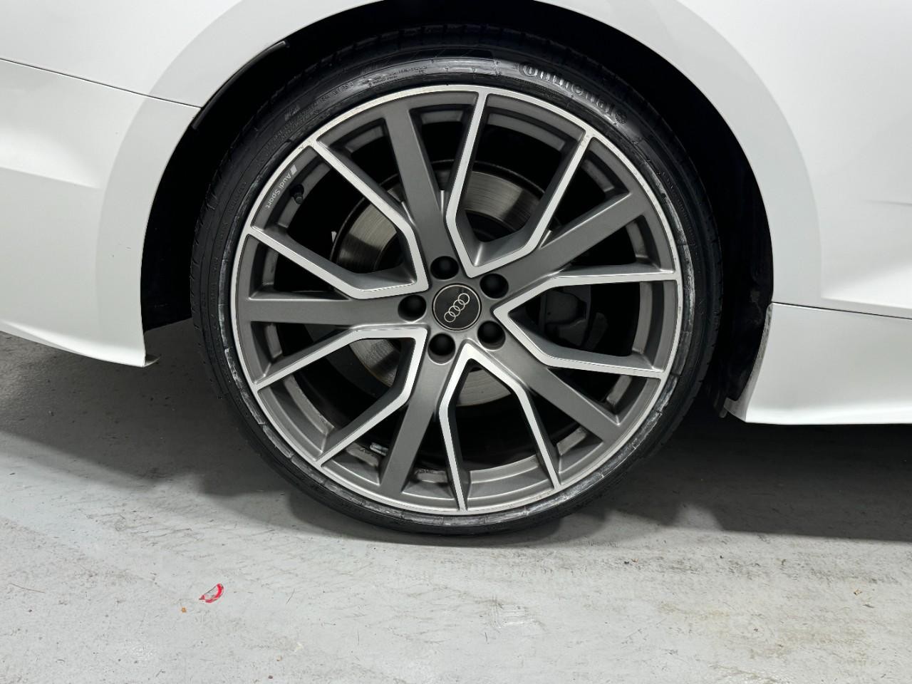 Audi S5 Cabriolet Vehicle Full-screen Gallery Image 05