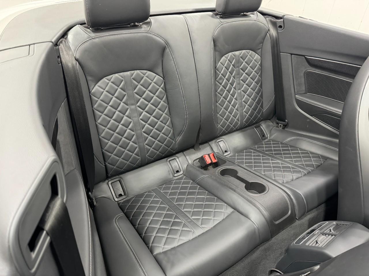 Audi S5 Cabriolet Vehicle Full-screen Gallery Image 10