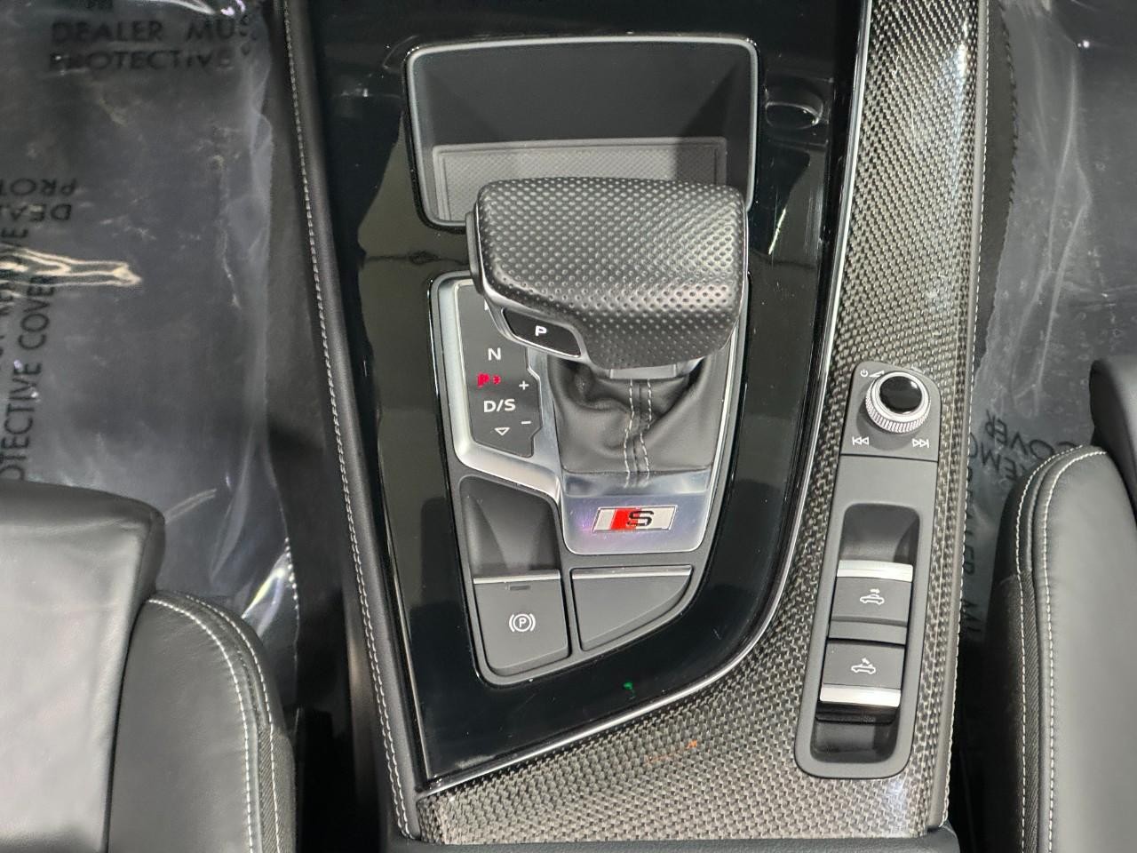 Audi S5 Cabriolet Vehicle Full-screen Gallery Image 16