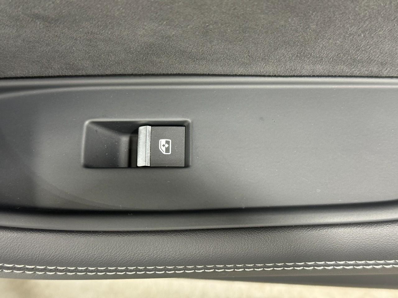 Audi S5 Cabriolet Vehicle Full-screen Gallery Image 22