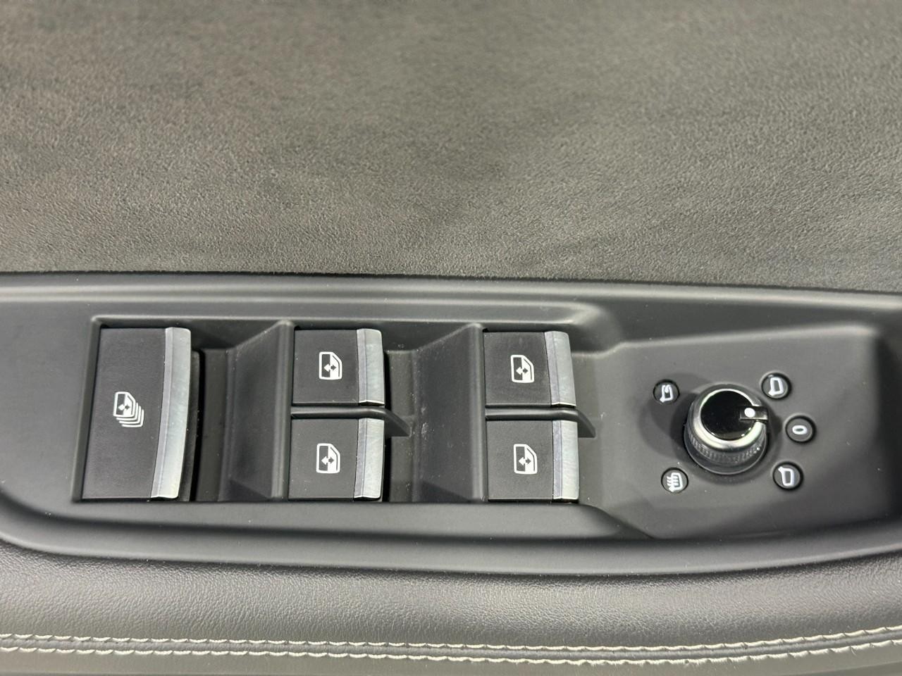 Audi S5 Cabriolet Vehicle Full-screen Gallery Image 24