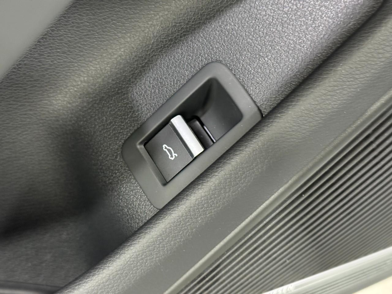 Audi S5 Cabriolet Vehicle Full-screen Gallery Image 25