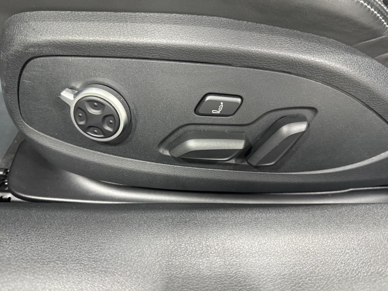 Audi S5 Cabriolet Vehicle Full-screen Gallery Image 29