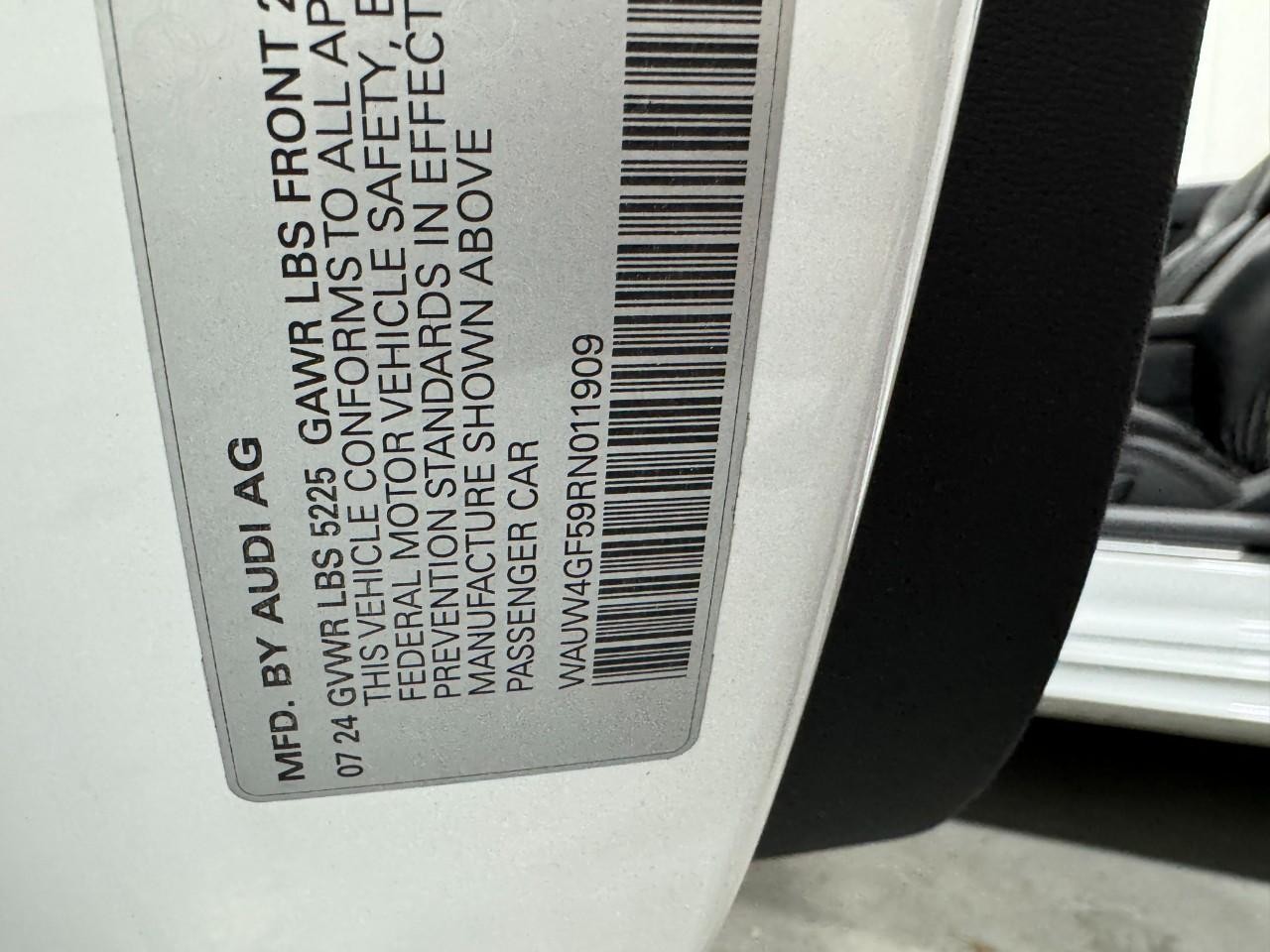 Audi S5 Cabriolet Vehicle Full-screen Gallery Image 36