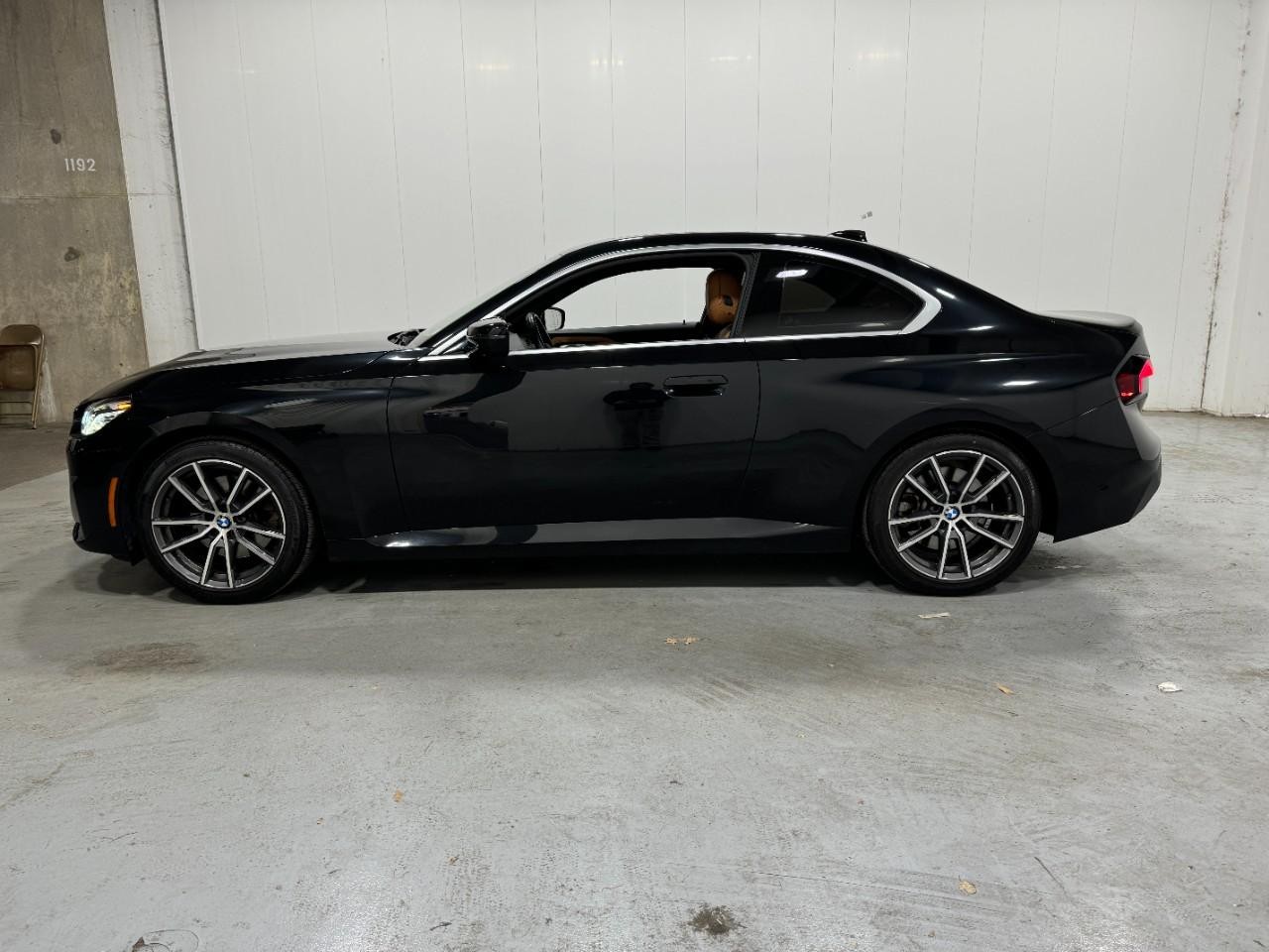 BMW 2 Series Vehicle Full-screen Gallery Image 2