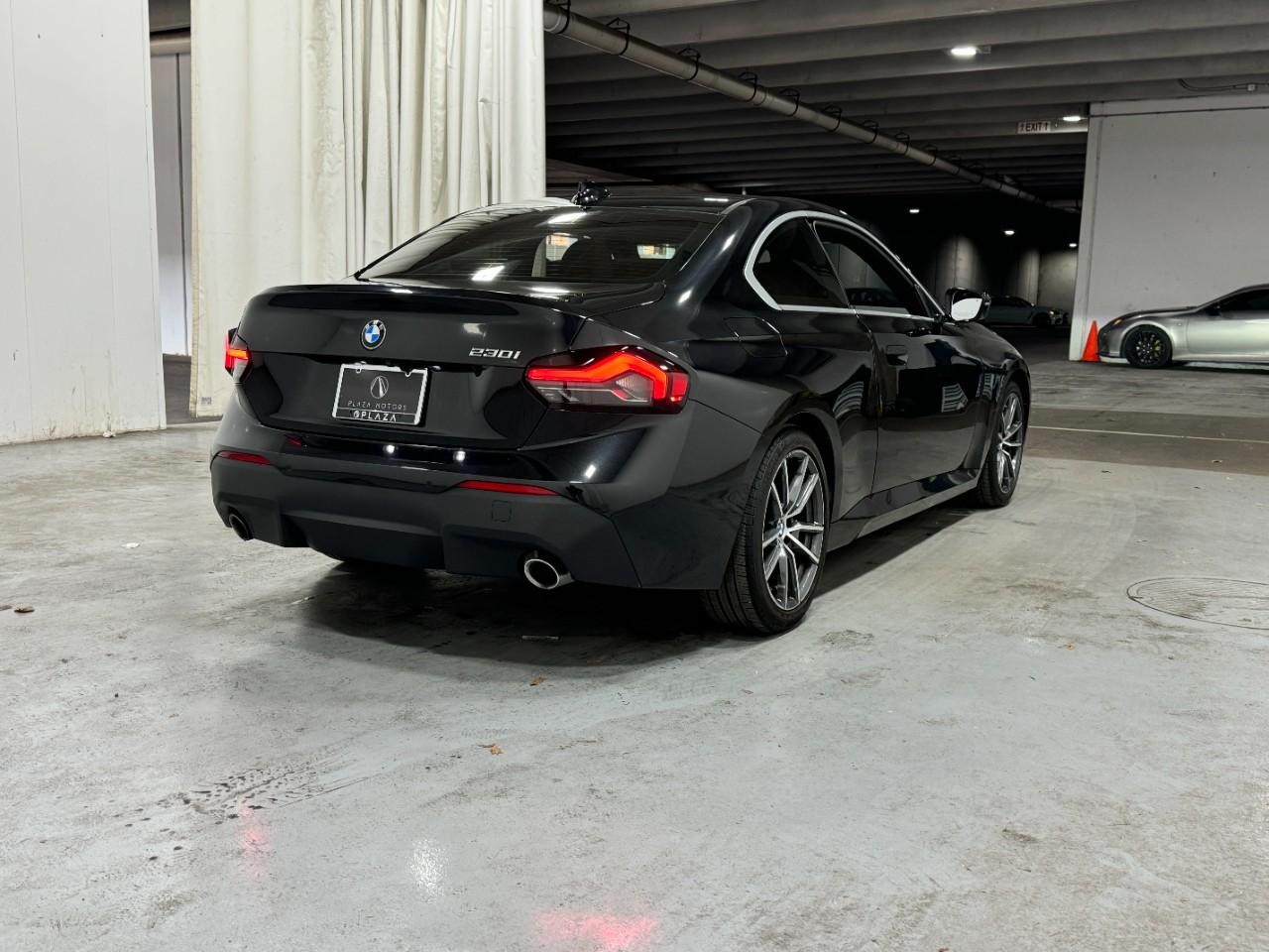 BMW 2 Series Vehicle Full-screen Gallery Image 4