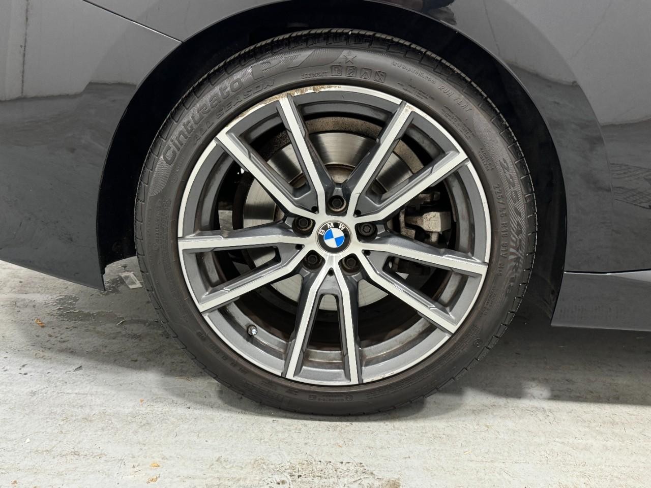 BMW 2 Series Vehicle Full-screen Gallery Image 5