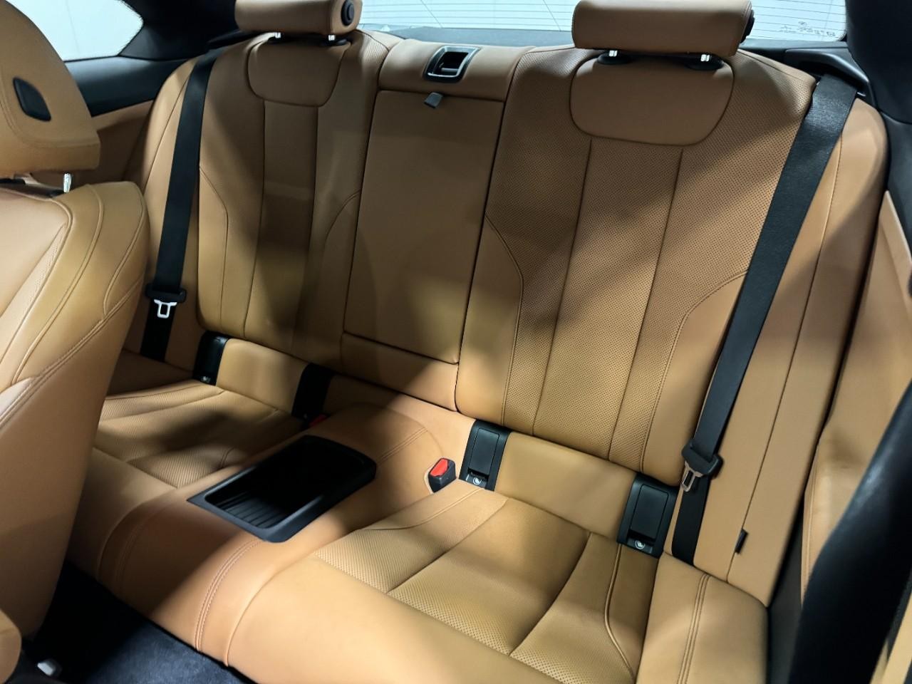 BMW 2 Series Vehicle Full-screen Gallery Image 8