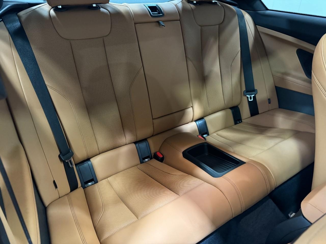 BMW 2 Series Vehicle Full-screen Gallery Image 10