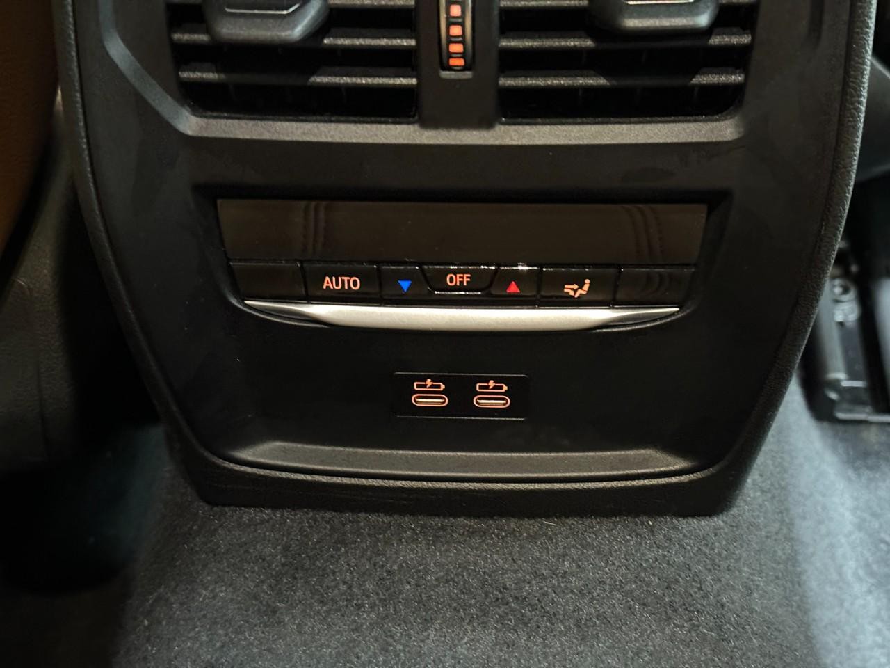 BMW 2 Series Vehicle Full-screen Gallery Image 11