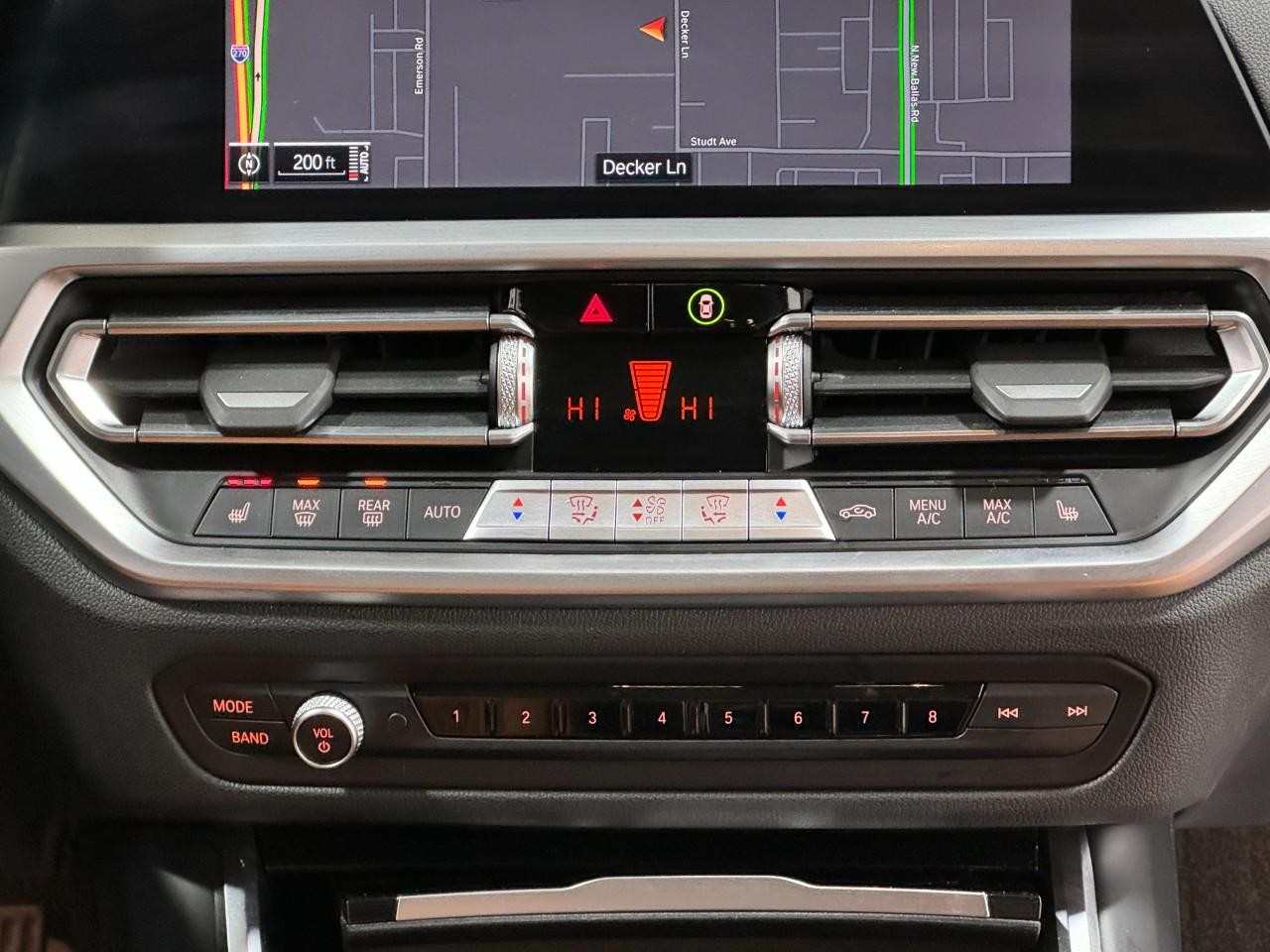 BMW 2 Series Vehicle Full-screen Gallery Image 16