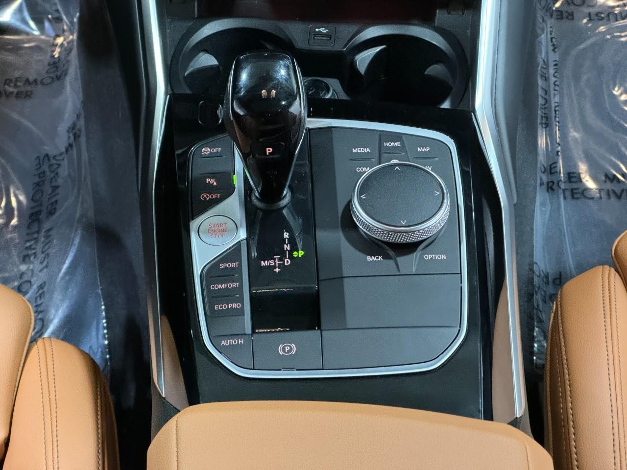 BMW 2 Series Vehicle Full-screen Gallery Image 17