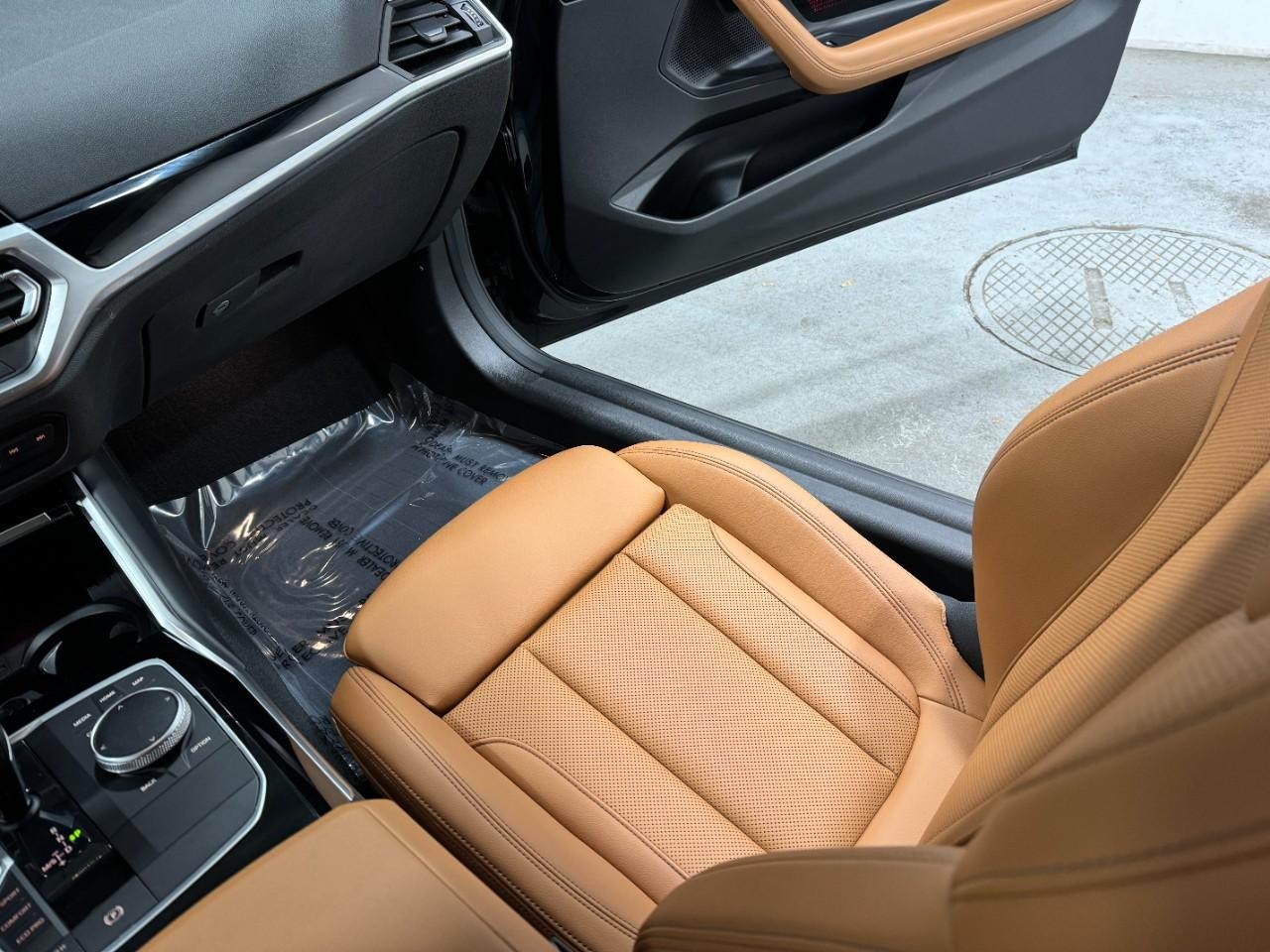 BMW 2 Series Vehicle Full-screen Gallery Image 18