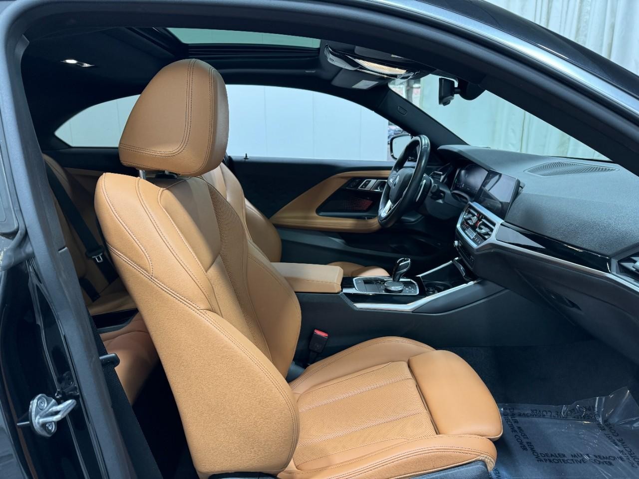 BMW 2 Series Vehicle Full-screen Gallery Image 19