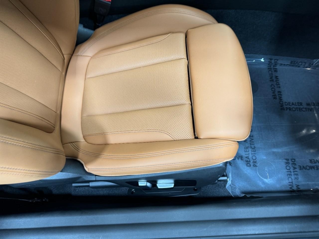 BMW 2 Series Vehicle Full-screen Gallery Image 20