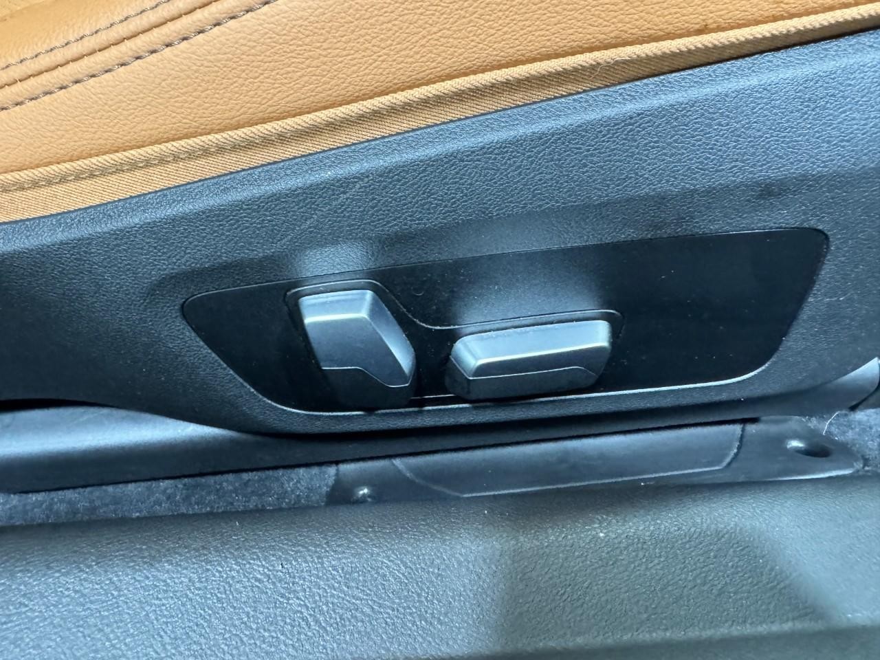 BMW 2 Series Vehicle Full-screen Gallery Image 21