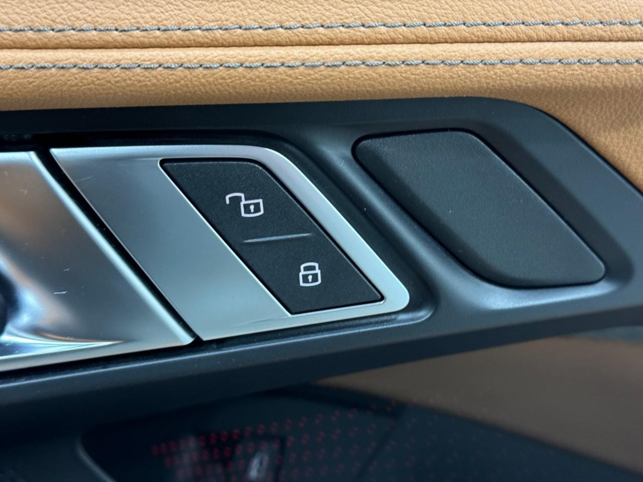 BMW 2 Series Vehicle Full-screen Gallery Image 22