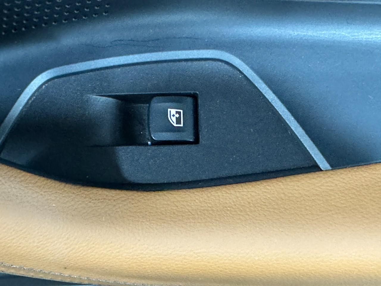 BMW 2 Series Vehicle Full-screen Gallery Image 23