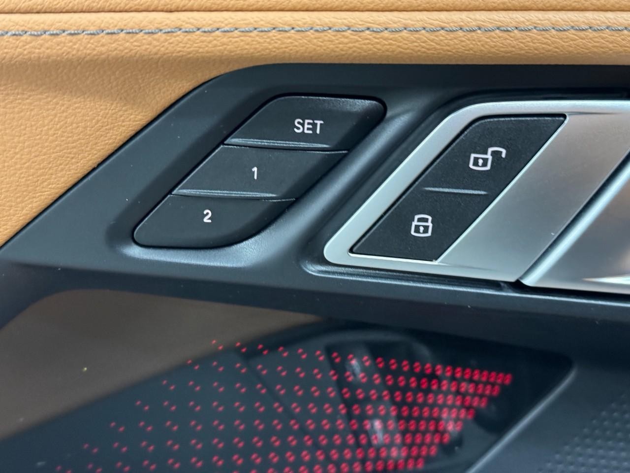 BMW 2 Series Vehicle Full-screen Gallery Image 24