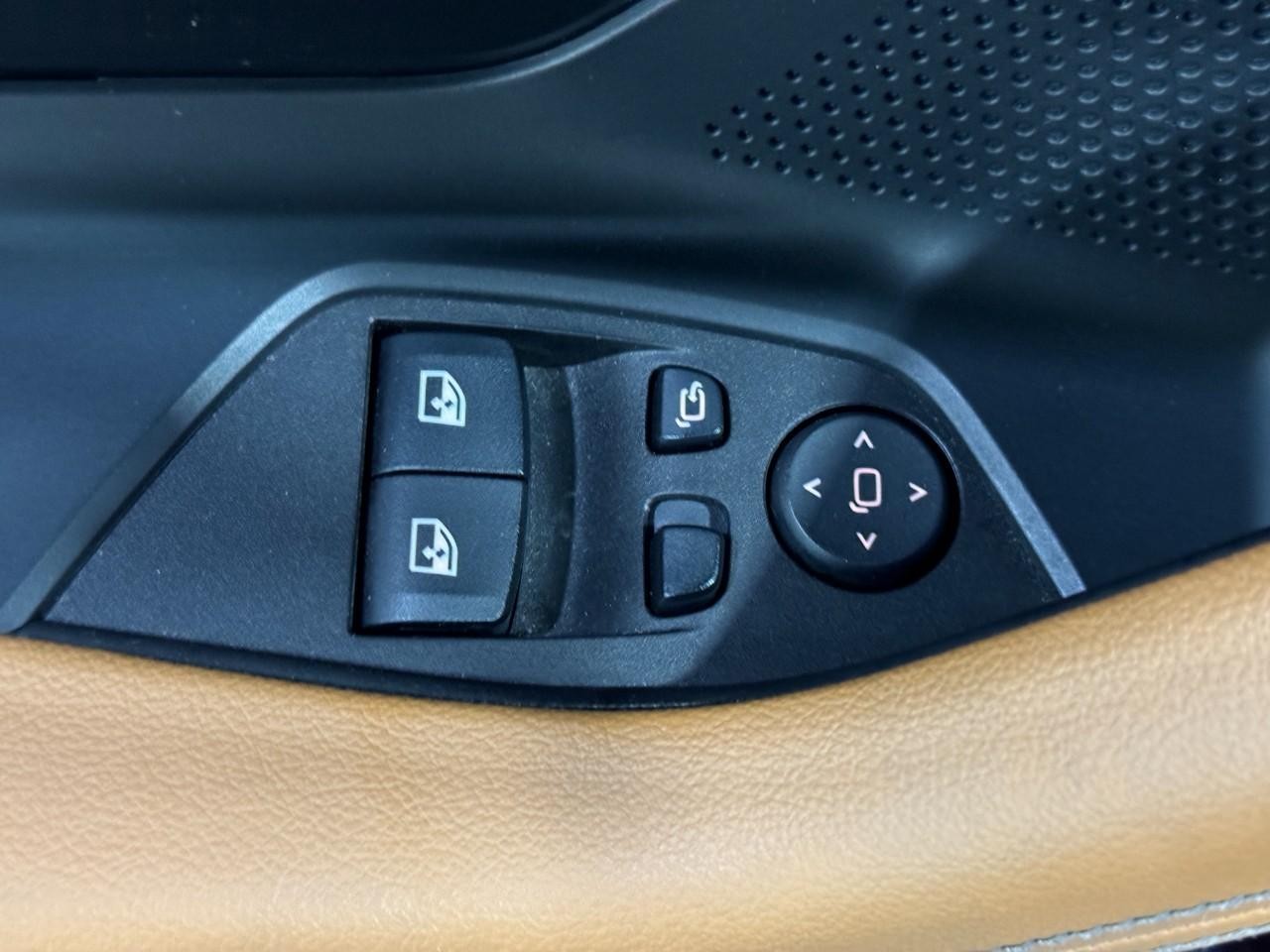 BMW 2 Series Vehicle Full-screen Gallery Image 25