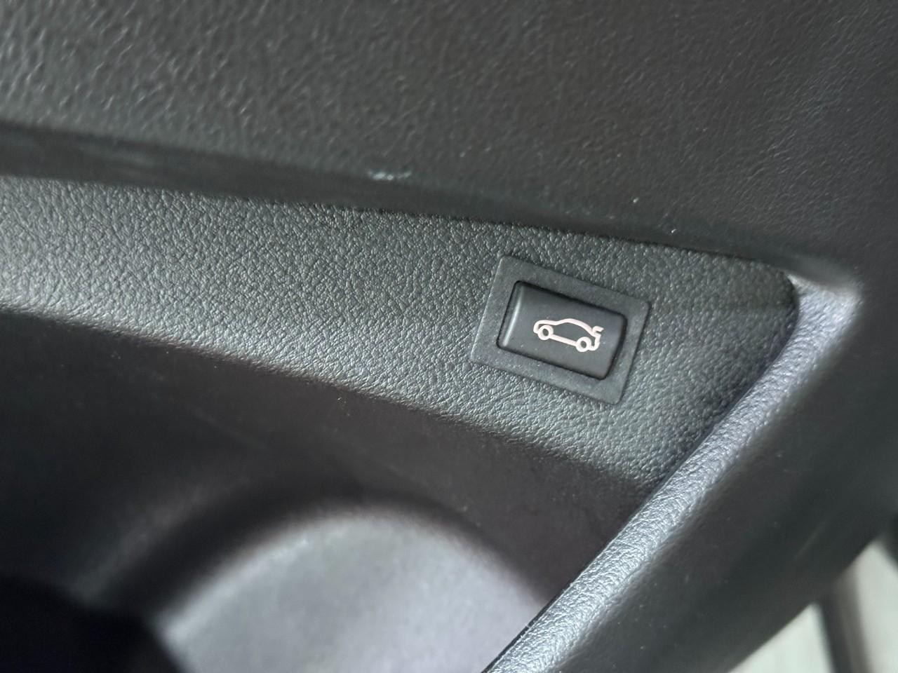 BMW 2 Series Vehicle Full-screen Gallery Image 26