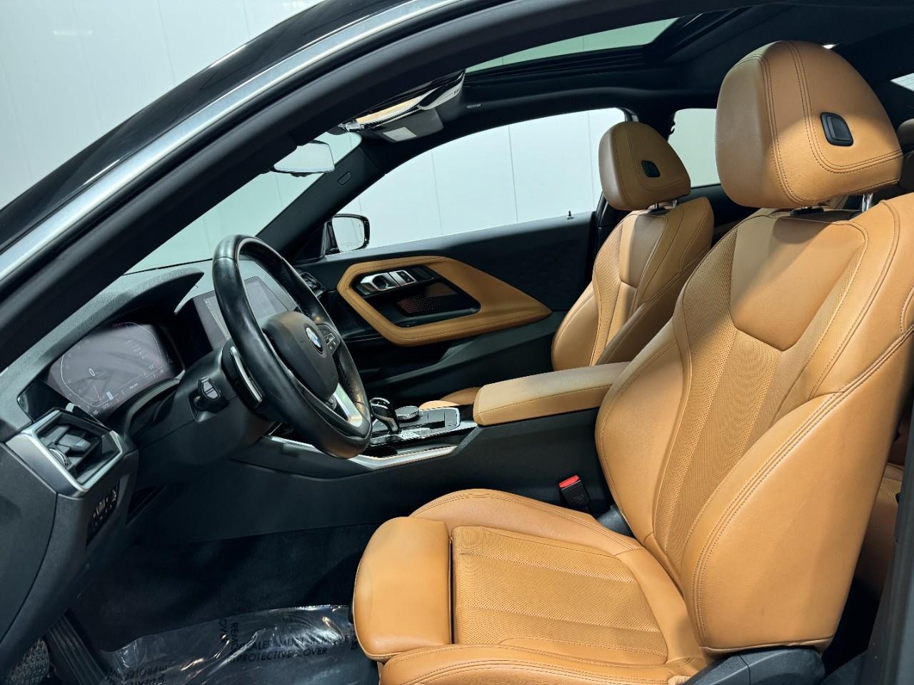 BMW 2 Series Vehicle Full-screen Gallery Image 27