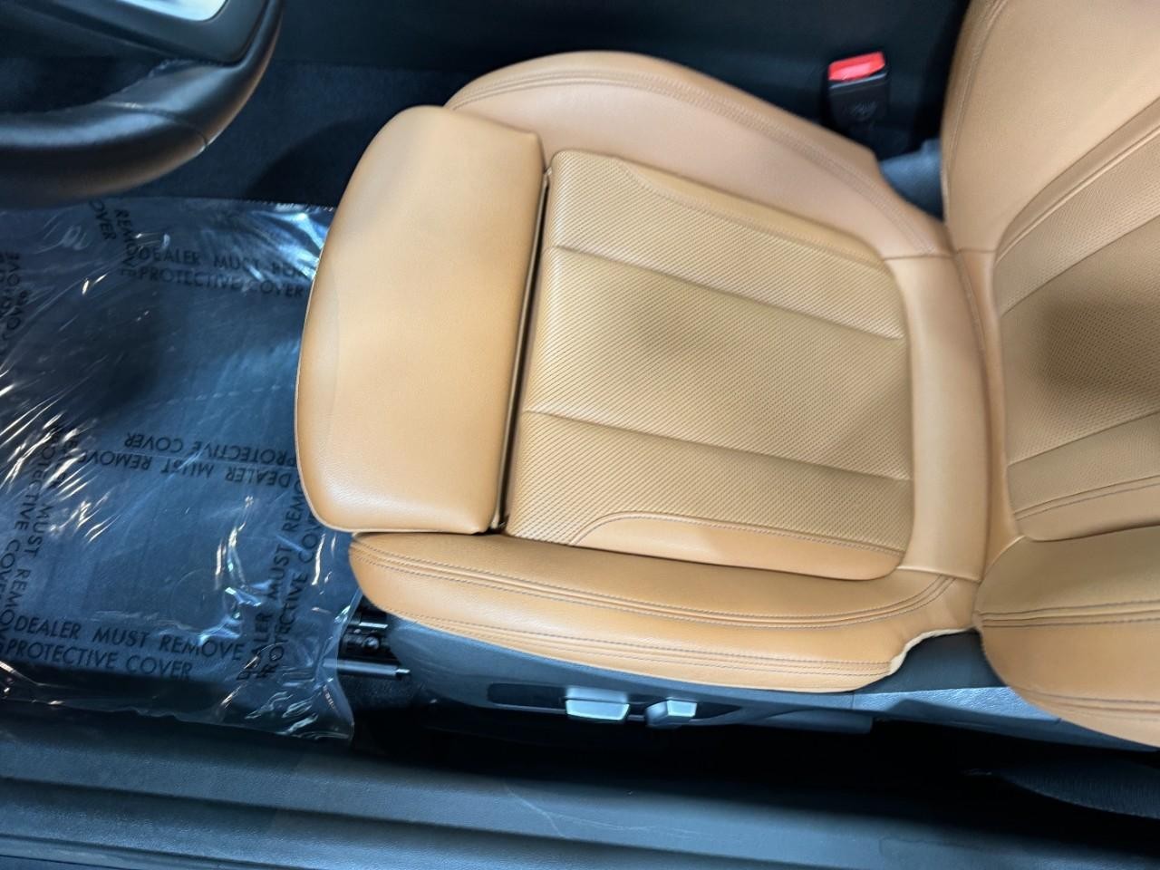 BMW 2 Series Vehicle Full-screen Gallery Image 28