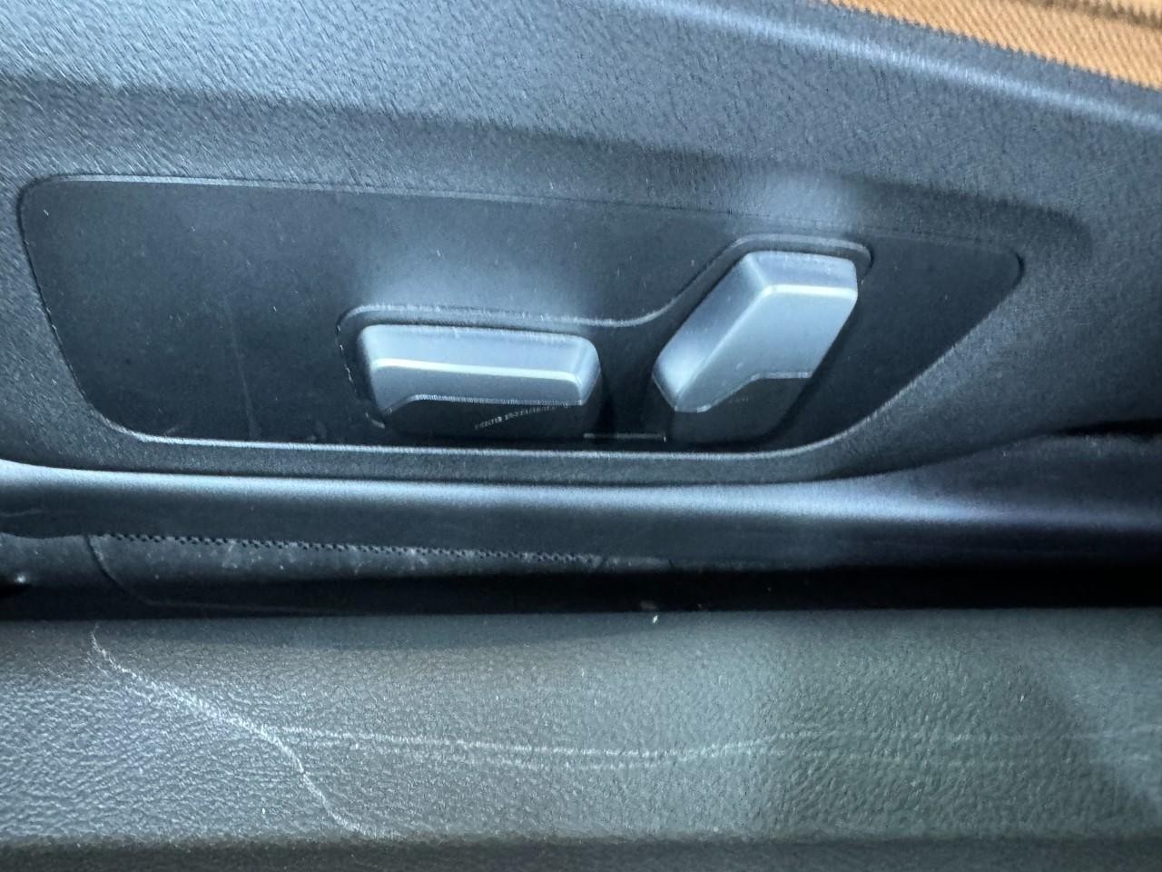 BMW 2 Series Vehicle Full-screen Gallery Image 29