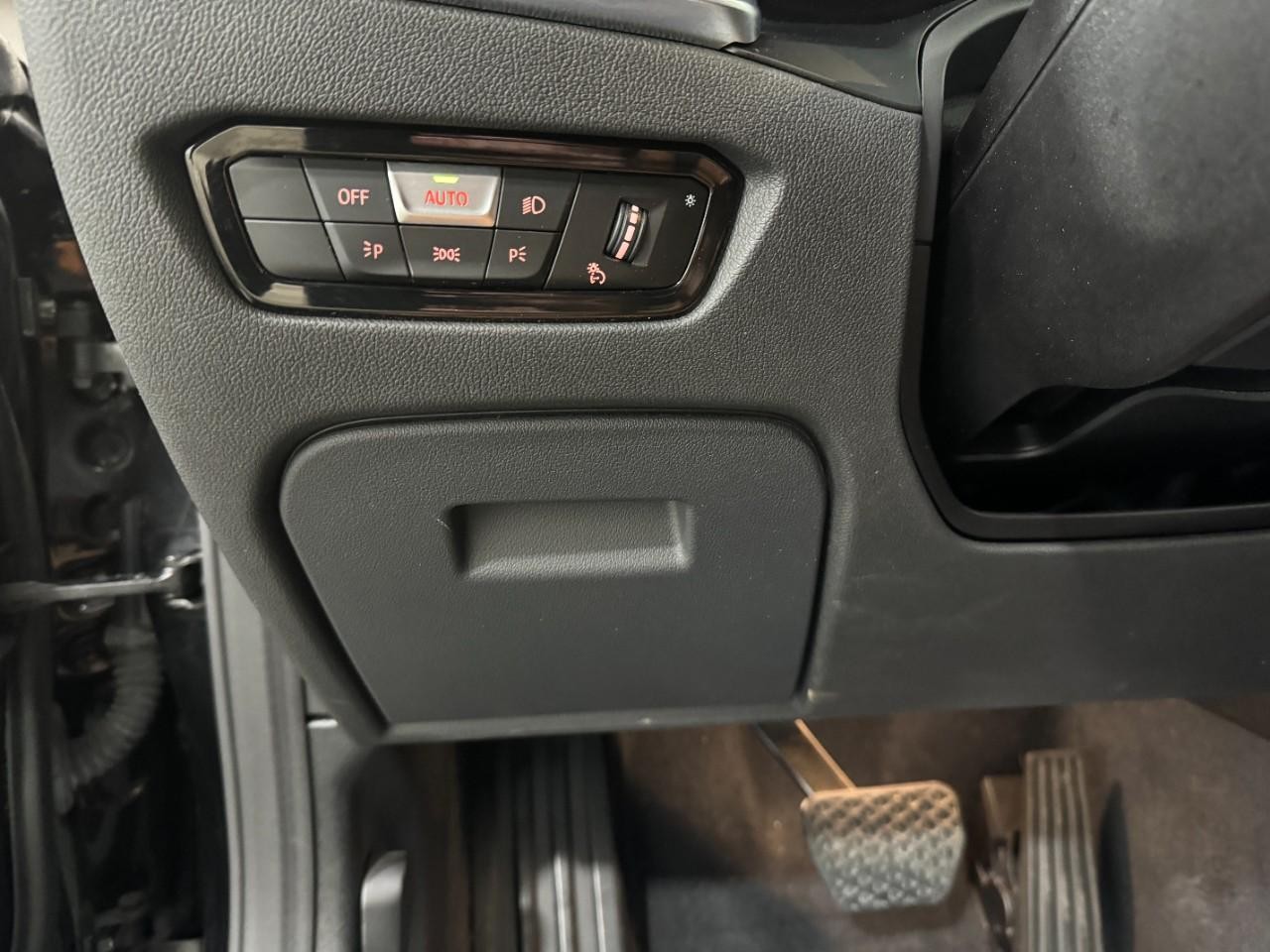 BMW 2 Series Vehicle Full-screen Gallery Image 30