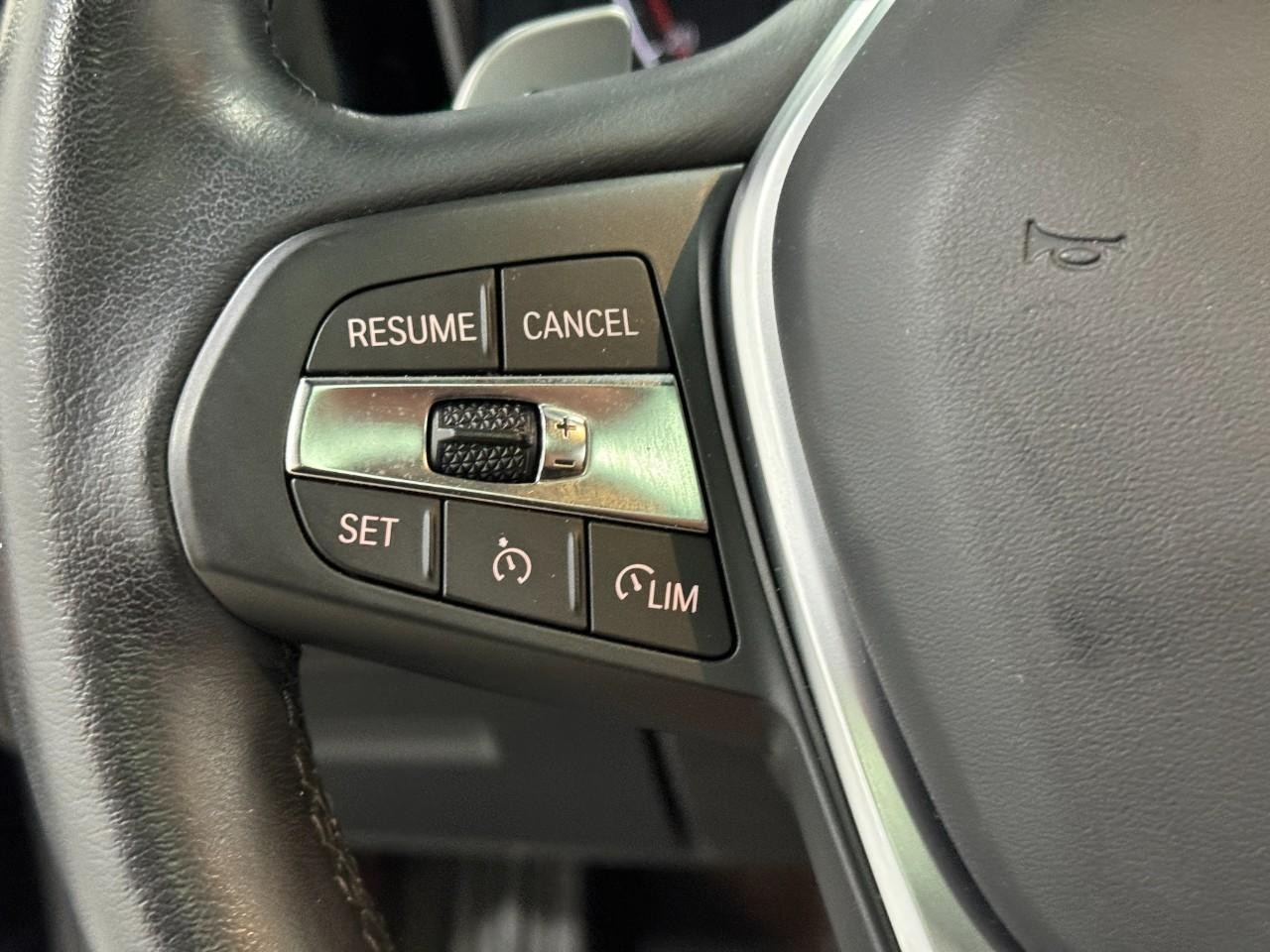 BMW 2 Series Vehicle Full-screen Gallery Image 31