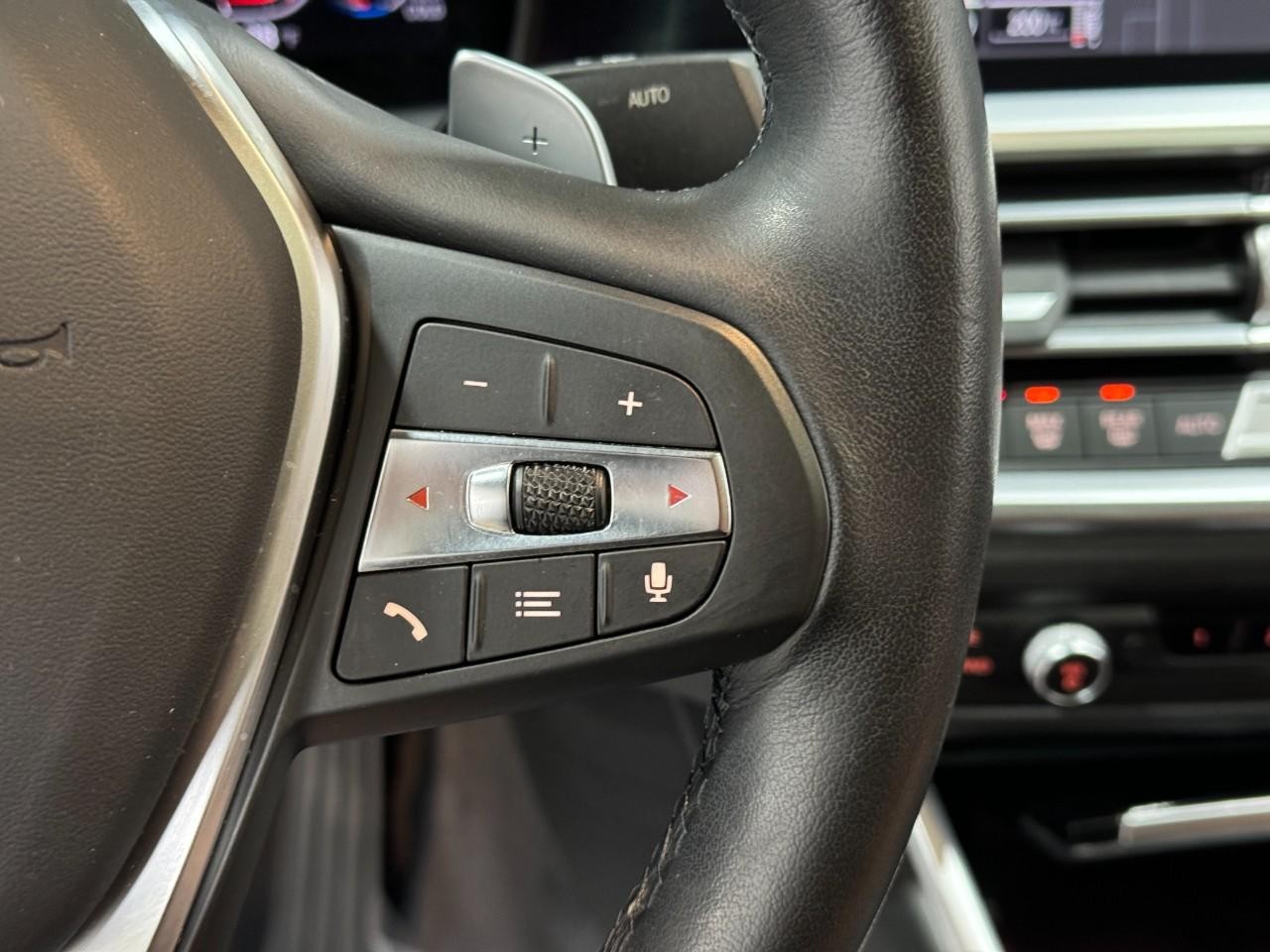 BMW 2 Series Vehicle Full-screen Gallery Image 33