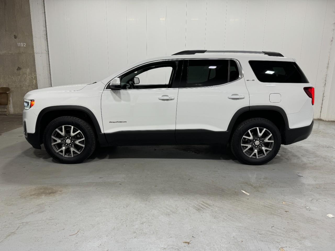 GMC Acadia Vehicle Full-screen Gallery Image 2