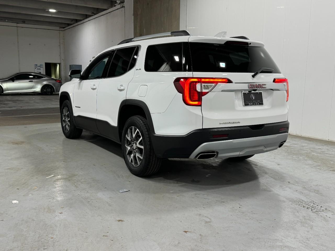 GMC Acadia Vehicle Full-screen Gallery Image 3