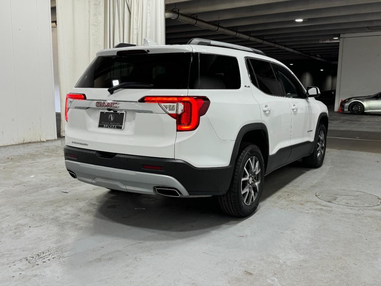 GMC Acadia Vehicle Full-screen Gallery Image 4