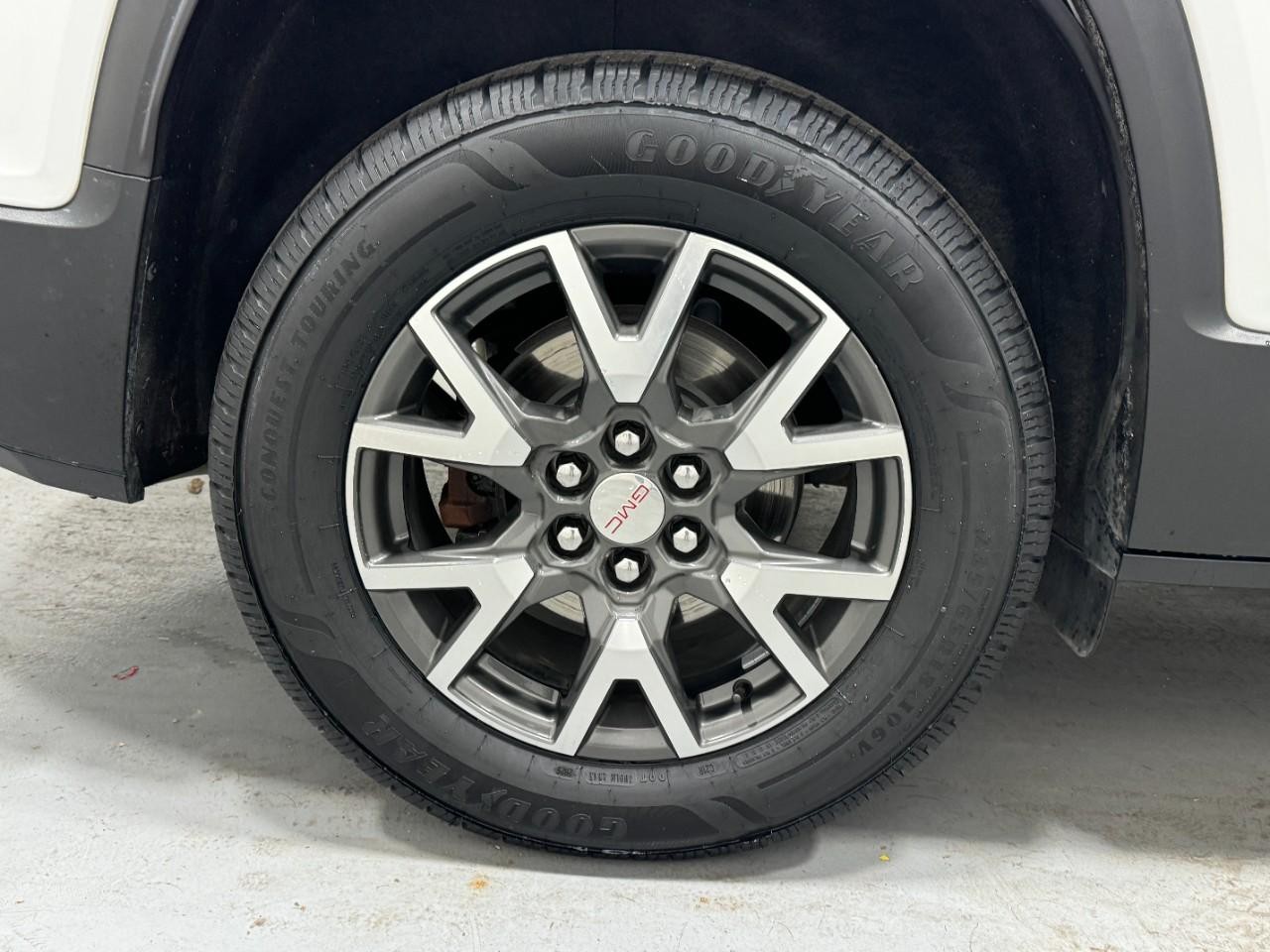 GMC Acadia Vehicle Full-screen Gallery Image 5