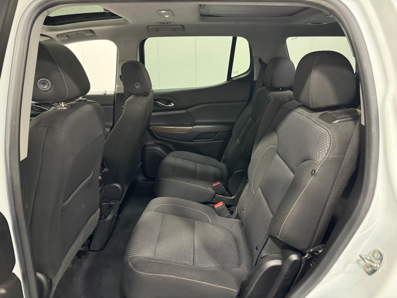 GMC Acadia Vehicle Full-screen Gallery Image 9