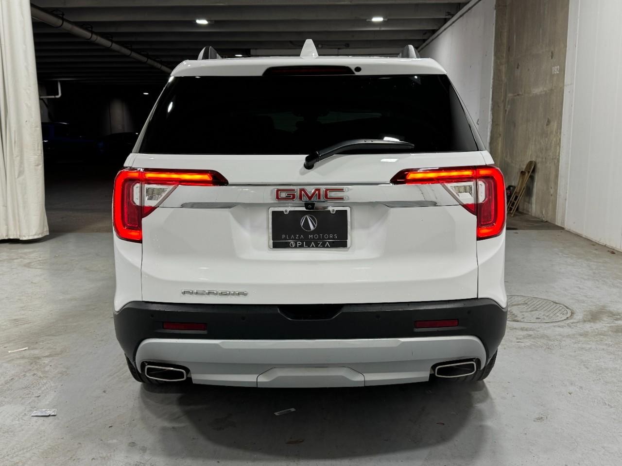 GMC Acadia Vehicle Full-screen Gallery Image 10