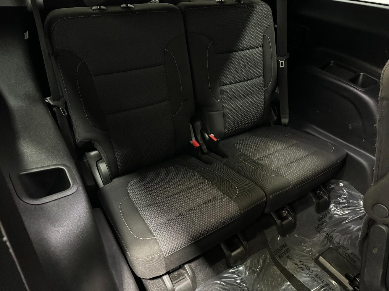 GMC Acadia Vehicle Full-screen Gallery Image 11